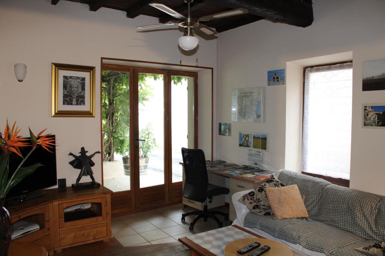 Le Chat Botte - Vankantiehuis In Languedoc-Roussillion Acomodação com café da manhã Routier Exterior foto